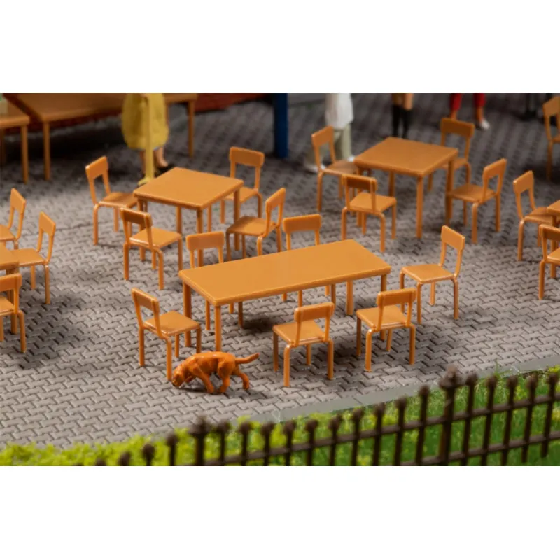 Beaucoup de tables et de chaises. AUHAGEN 41671