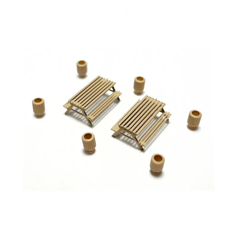 Tables et poubelles. N-Train 211.024